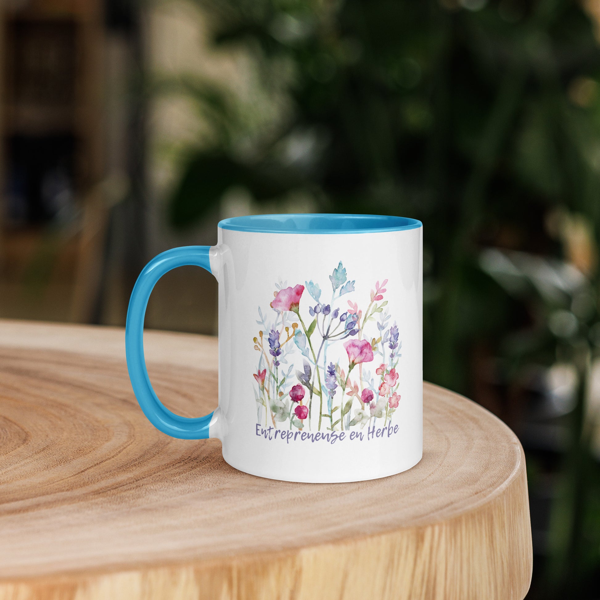 Tasse à café ou thé blanche intérieur, rebord, poignée de couleur bleu avec inscription Entrepreneuse en herbe avec de jolies fleurs 11oz