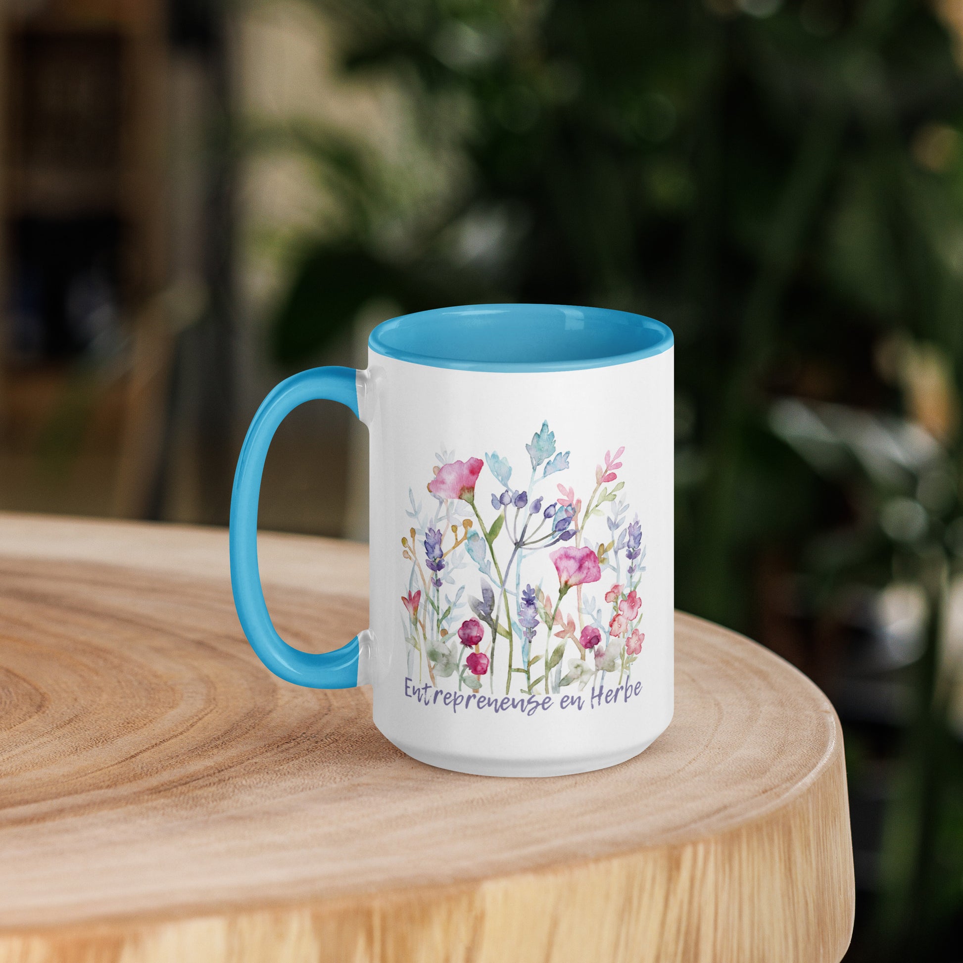 Tasse à café ou thé blanche intérieur, rebord, poignée de couleur bleu avec inscription Entrepreneuse en herbe avec de jolies fleurs 15oz