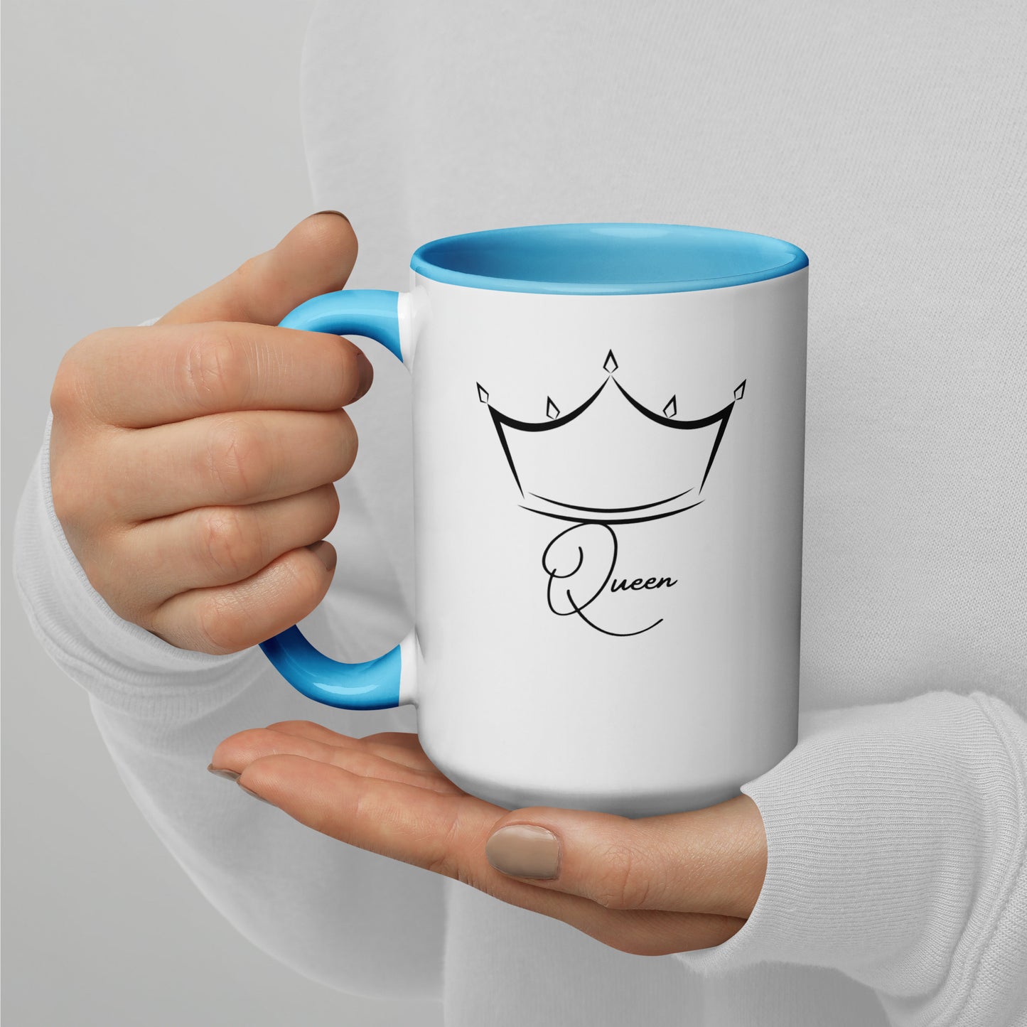Tasse à café ou thé blanche avec intérieur, bord et poignée bleu en céramique avec inscription "Queen" et une couronne stylé 15 oz