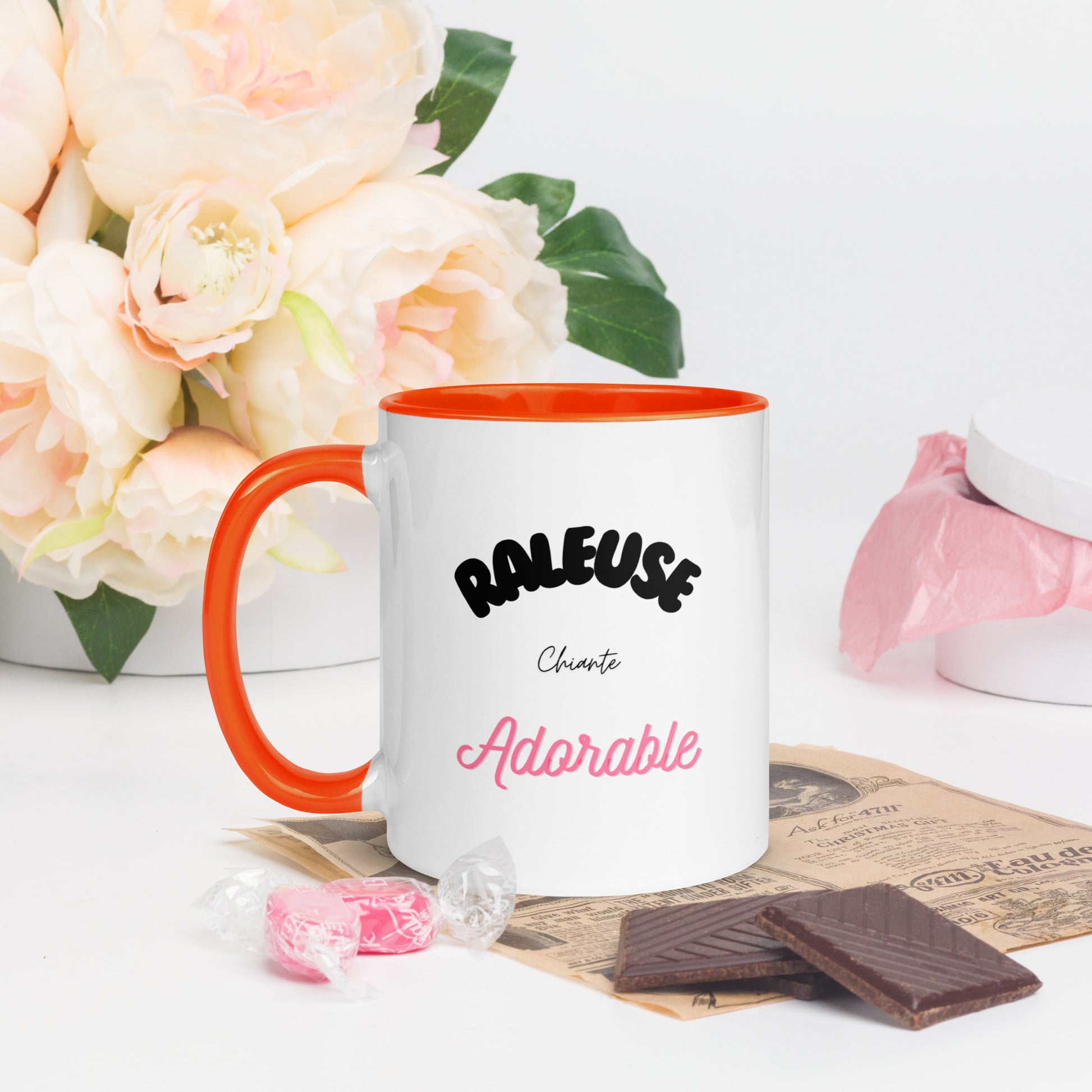 tasse à café ou thé blanche avec intérieur, rebord et poignée coloré orange avec inscription "raleuse, chiante, adorable" 11 oz