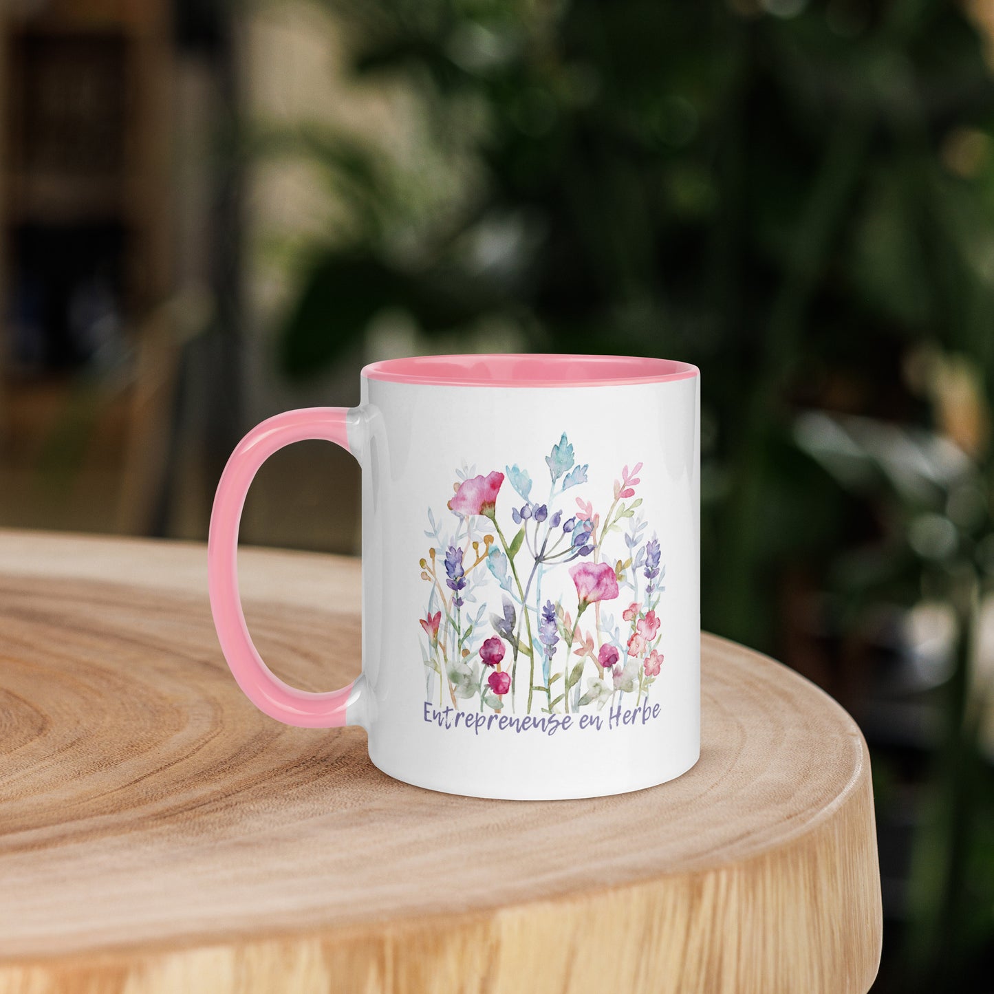 Tasse à café ou thé blanche intérieur, rebord, poignée de couleur rose avec inscription Entrepreneuse en herbe avec de jolies fleurs 11oz