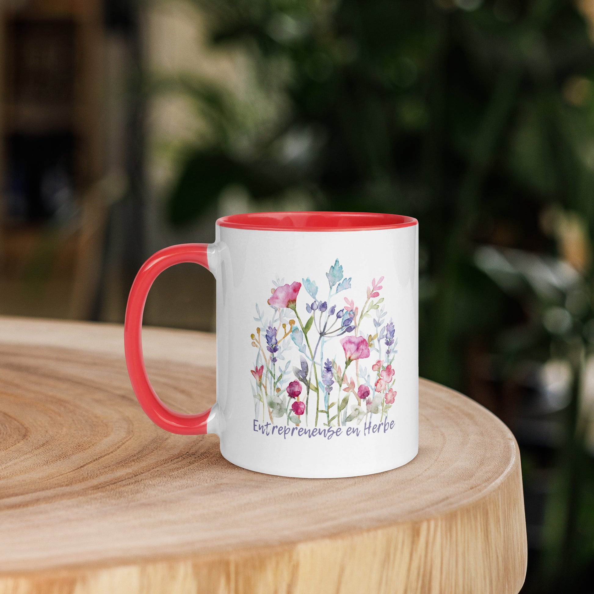 Tasse à café ou thé blanche intérieur, rebord, poignée de couleur rouge avec inscription Entrepreneuse en herbe avec de jolies fleurs 11oz