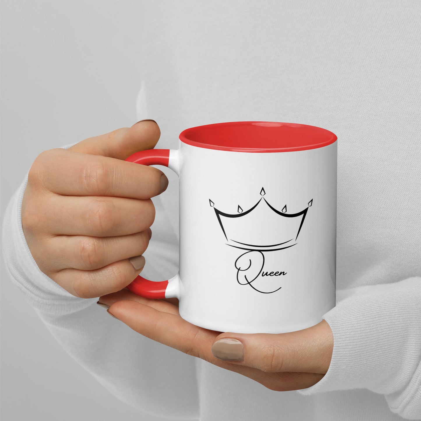 Tasse à café ou thé blanche avec intérieur, bord et poignée rouge en céramique avec inscription "Queen" et une couronne stylé 11 oz