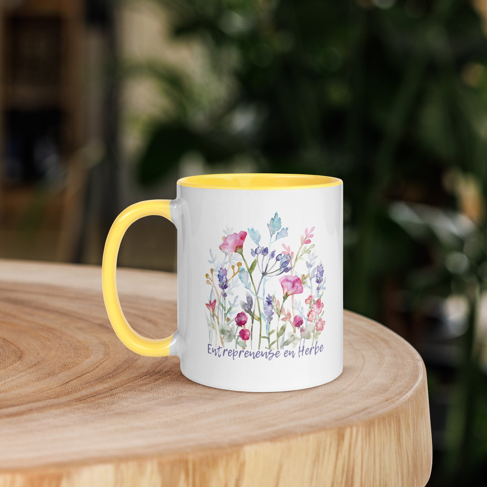 Tasse à café ou thé blanche intérieur, rebord, poignée de couleur jaune avec inscription Entrepreneuse en herbe avec de jolies fleurs 11oz
