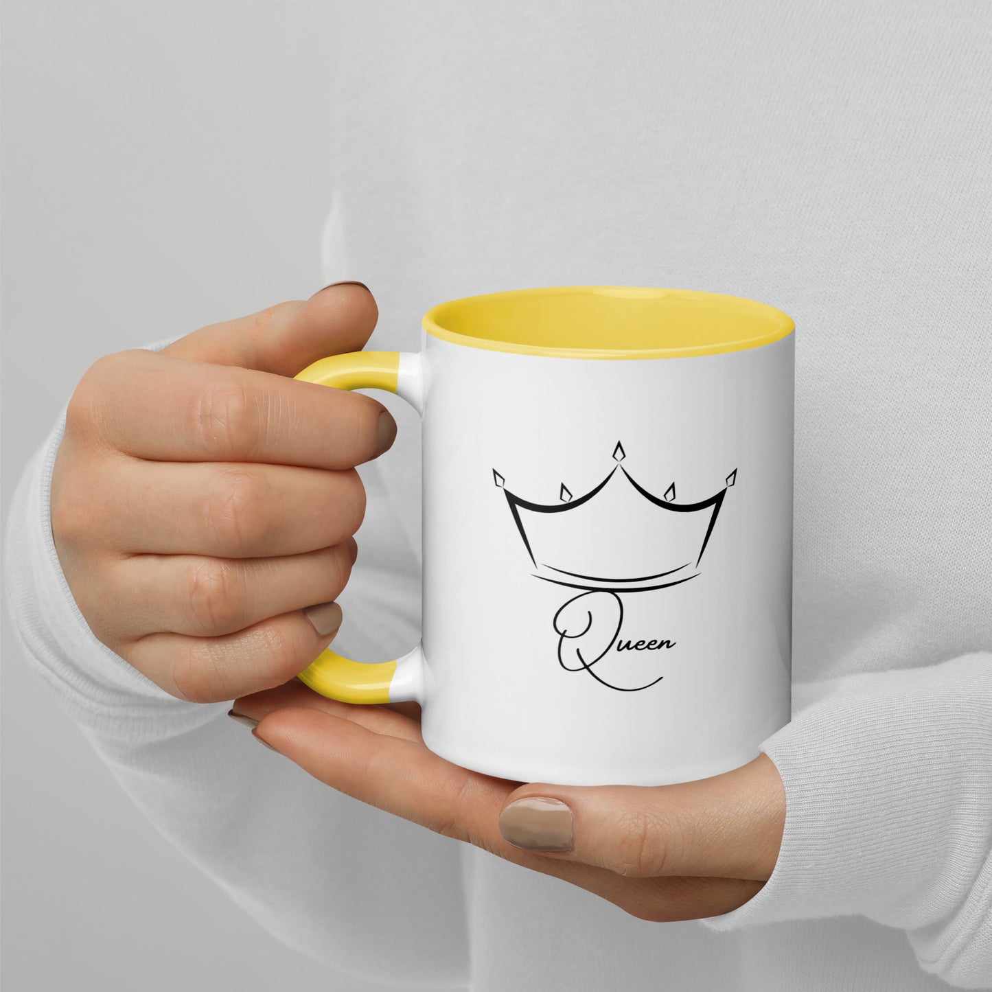 Tasse à café ou thé blanche avec intérieur, bord et poignée jaune en céramique avec inscription "Queen" et une couronne stylé 11 oz