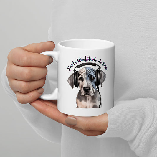 tasse blanche brillante 11 oz avec chiot dogue allemand avec casque pour écouter de la musique inscription "J'ai la woofitude de rêve"