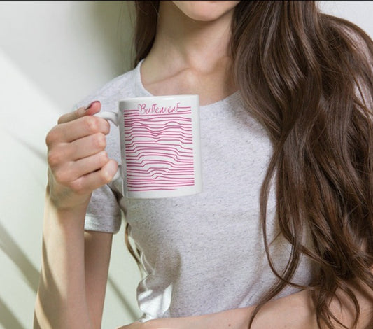 Tasse blanche brillante en céramique avec inscription en rouge Battement avec des lignes rouge qui forment un coeur