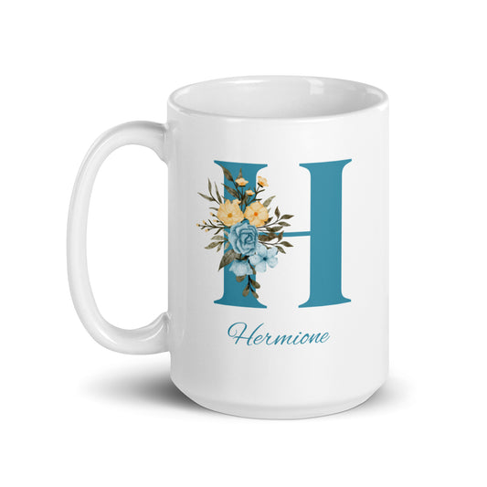 tasse blanche brillante 15 oz avec première lettre de votre prénom avec des jolies fleurs qui décorent la lettre avec votre prénom en dessous