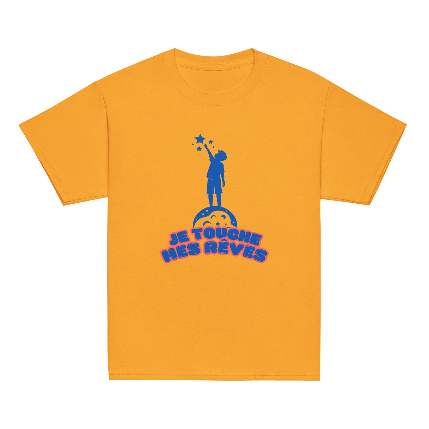 t-shirt de couleur jaune encolure ronde manche courte dessin enfant qui touche du bout des doigts les étoiles avec inscription : "je touche mes rêves"