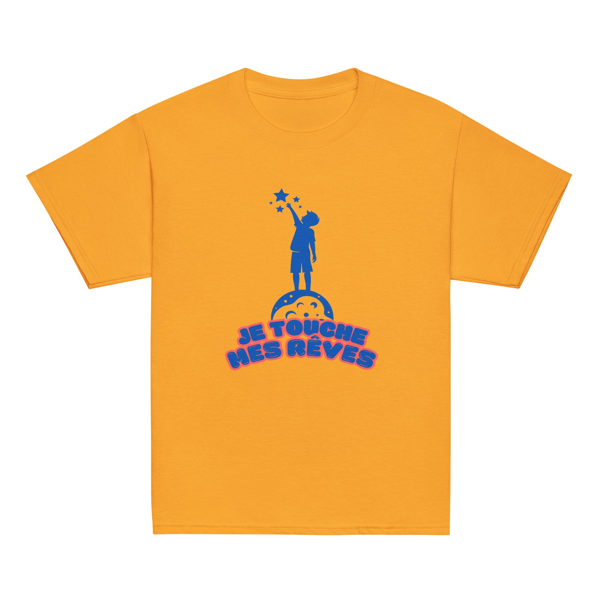 t-shirt de couleur jaune encolure ronde manche courte dessin enfant qui touche du bout des doigts les étoiles avec inscription : "je touche mes rêves"
