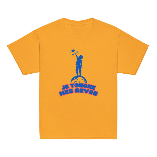 t-shirt de couleur jaune encolure ronde manche courte dessin enfant qui touche du bout des doigts les étoiles avec inscription : "je touche mes rêves"