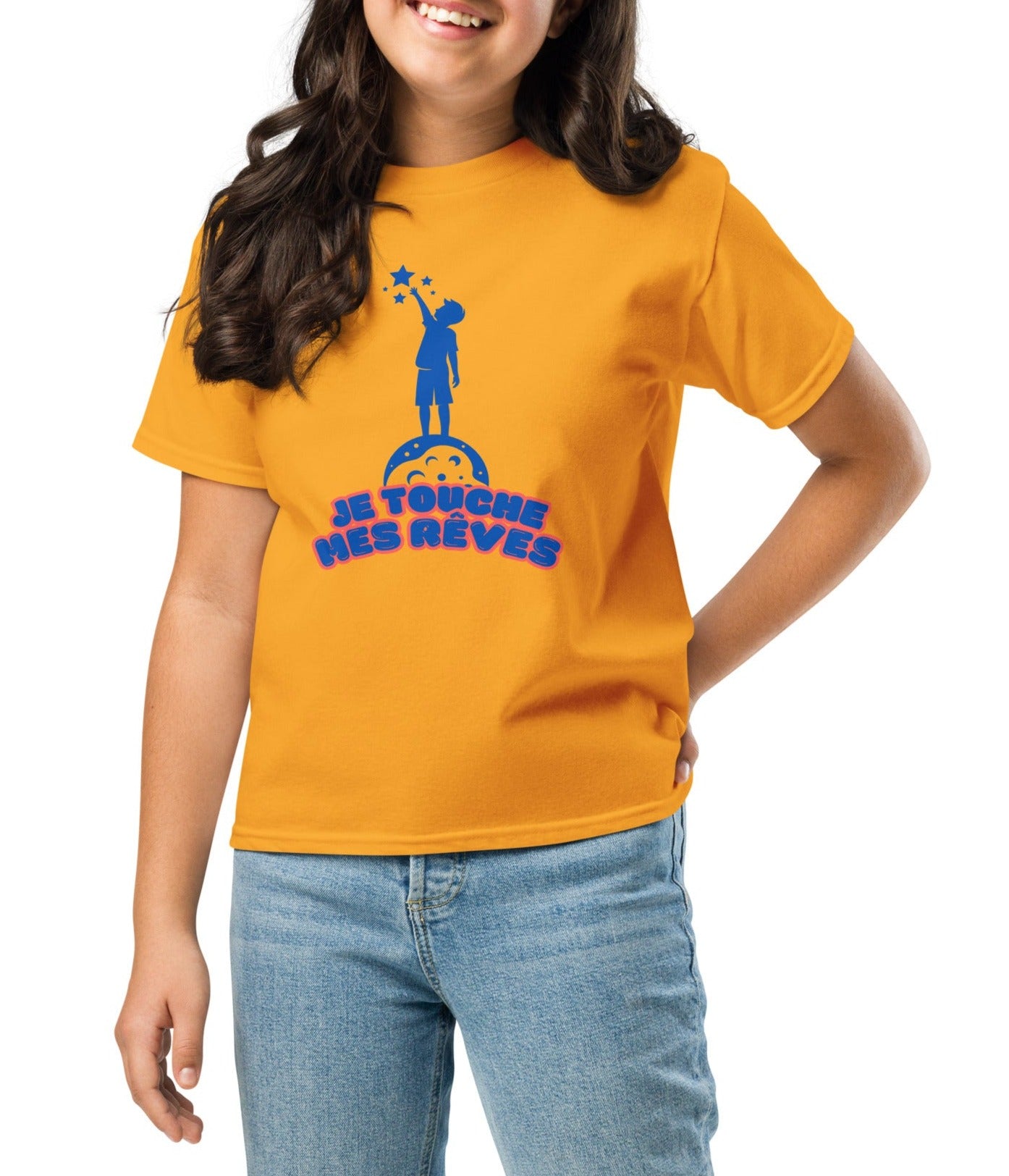 t-shirt de couleur jaune encolure ronde manche courte dessin enfant qui touche du bout des doigts les étoiles avec inscription : "je touche mes rêves" porté par une mannequin de 10 ans