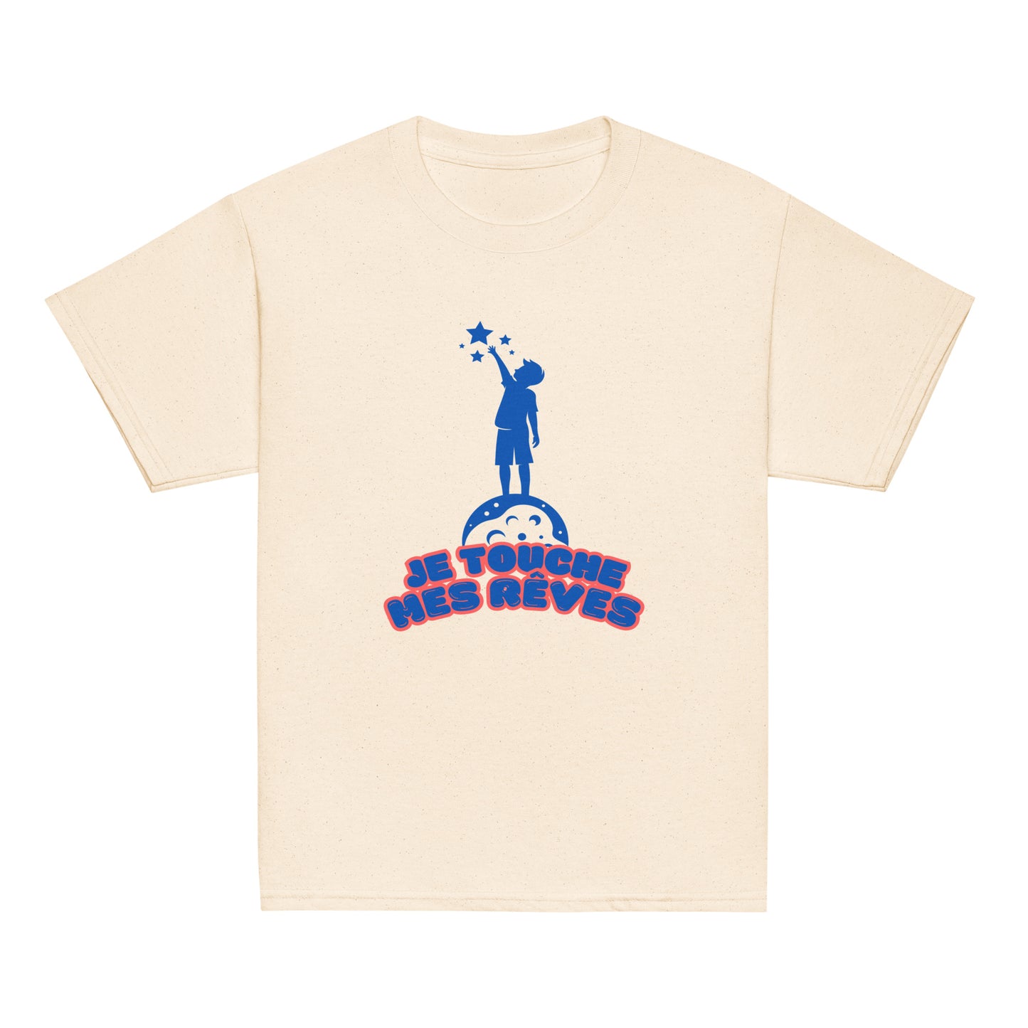 t-shirt de couleur beige sable encolure ronde manche courte dessin enfant qui touche du bout des doigts les étoiles avec inscription : "je touche mes rêves"