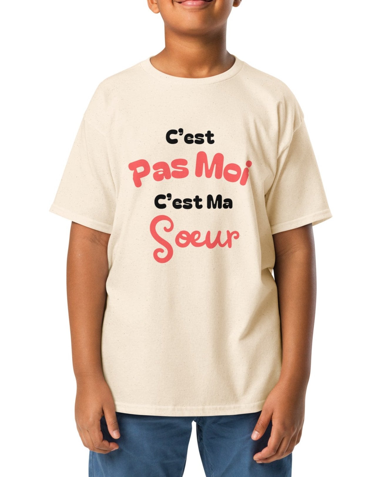 t-shirt enfant beige col rond manche courte 100% coton bio avec inscription "c'est pas moi c'est ma soeur" 
