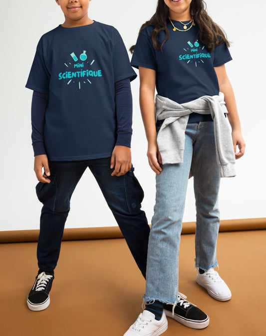 T-shirt enfant de couleur Bleu Marineencolure ronde manche courte avec inscription "mini scientifique" écrite de manière sympa pour les passionnés de science