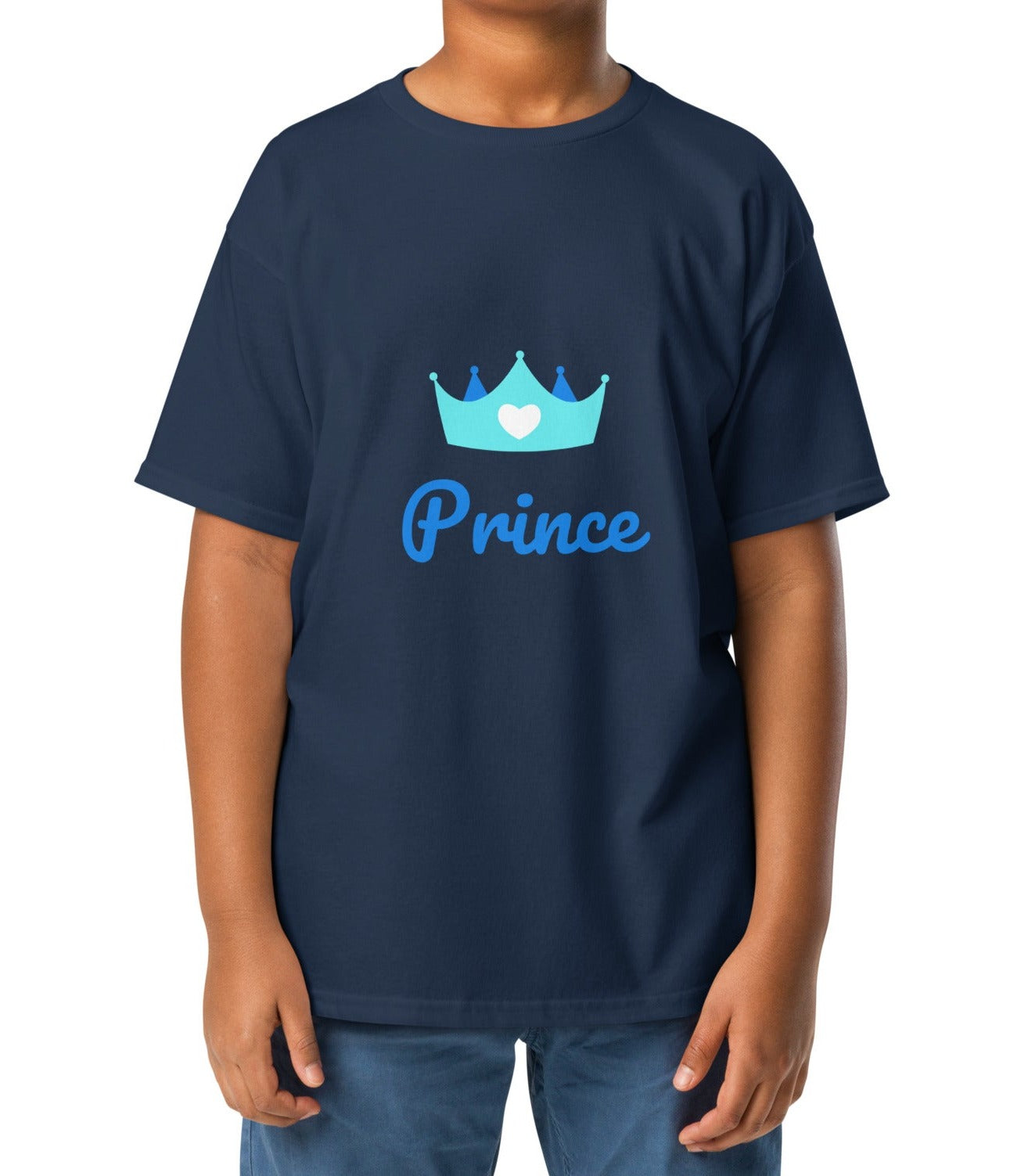 t-shirt bleu marine col rond manche courte 100% coton inscription "prince" avec une couronne porté par un mannequin de 9 ans 