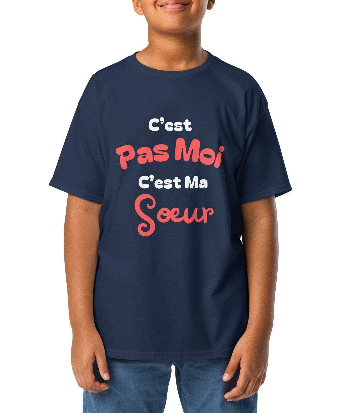 t-shirt enfant bleu marine col rond manche courte 100% coton bio avec inscription "c'est pas moi c'est ma soeur" 