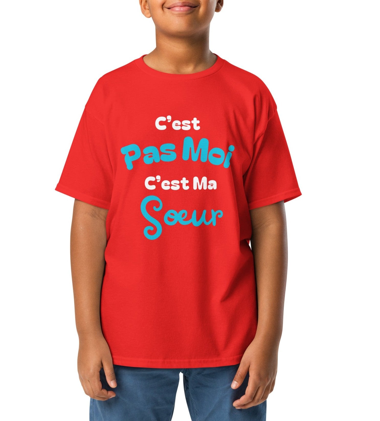 t-shirt enfant rouge col rond manche courte 100% coton bio avec inscription "c'est pas moi c'est ma soeur" 