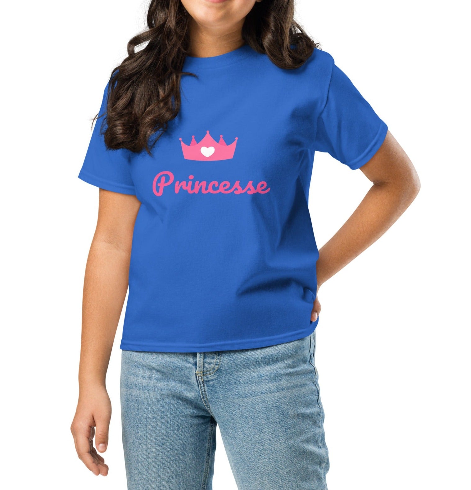 t-shirt bleu royal col rond manche courte 100% coton avec inscription "Princesse" avec couronne rose porté par une mannequin de 10 ans